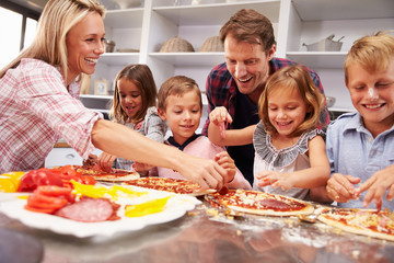 Obraz na płótnie Canvas Family making pizza for dinner