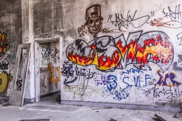 Photo sur Aluminium Graffiti graffiti in abandoned house and broken door