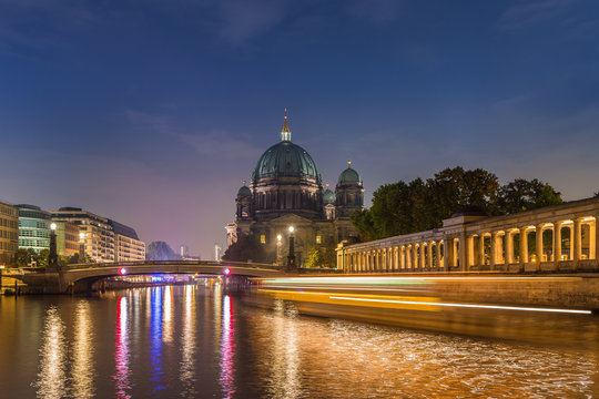 Berliner Dom und Spree bei Nacht, Berlin