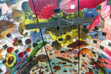 Kleurrijk plafond op de Rotterdamse markt