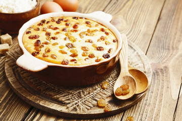 Casserole with cottage cheese and raisins