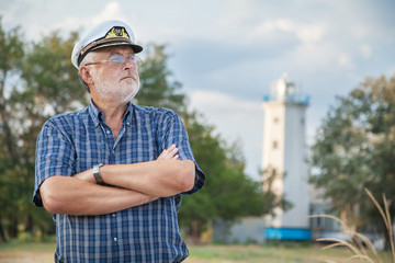 Obraz premium Elderly captain on the sea shore