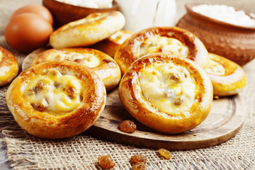 Patties with cottage cheese and raisins
