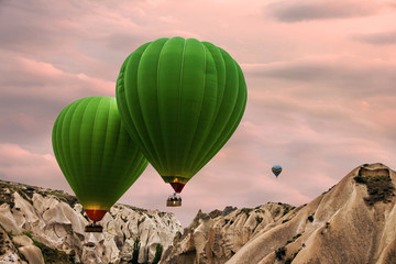 Fototapety  Zachód słońca balonami na ogrzane powietrze, Kapadocja, Turcja