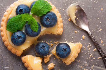 Broken tartlet with lime curd and blueberries