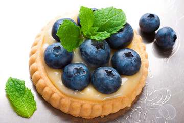 Tartlet filled with lime curd and blueberries 