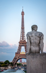 Fototapeta na wymiar Tour Eiffel au crépuscule