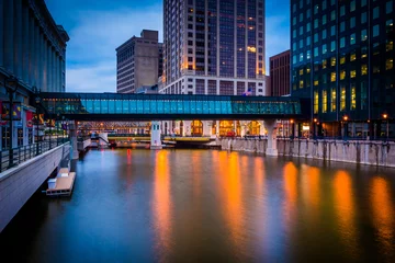 Foto auf Acrylglas Buildings and pedestrian bridge over the Milwaukee River at nigh © jonbilous