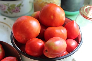 Помидоры в кастрюле, подготовленные для консервации