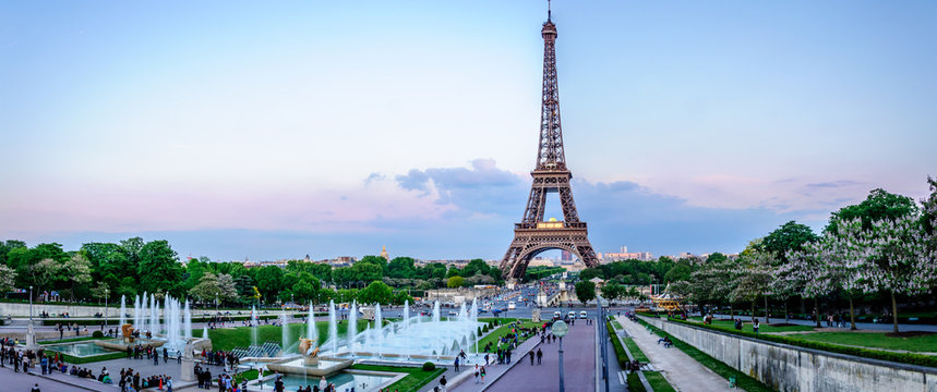 Tour Eiffel au cr&eacute;puscule