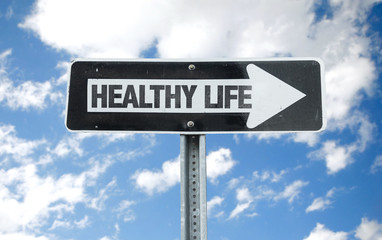 Fototapeta premium Healthy Life direction sign with sky background
