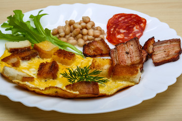 Breakfast with eggs, bacon and beans