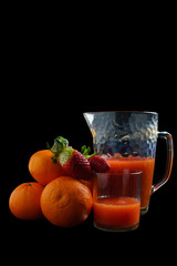 Succo d'arancia con fragole, sfondo nero, bevanda