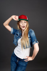Naklejka premium young pretty blonde posing in studio