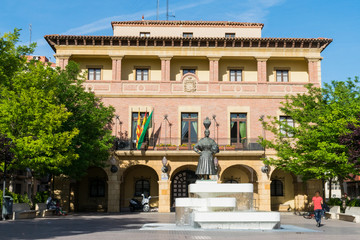 Ayuntamiento de Fraga en la Plaza de Espa&ntilde;a