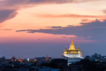 Obraz premium golden mount temple (wat sraket rajavaravihara) at sunset