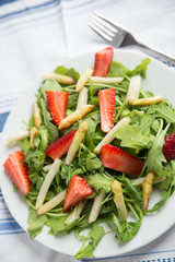 Salat mit Spargel und Erdbeeren 