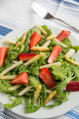 Salat mit Spargel und Erdbeeren 