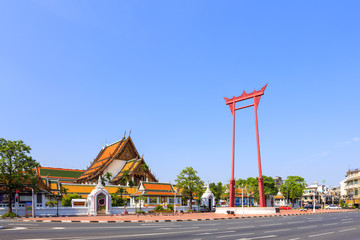 Obraz premium The giant swing (Sao Ching Cha) and Wat Suthat temple in Bangkok