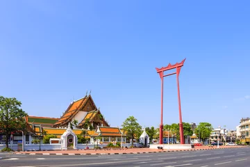 Deurstickers The giant swing (Sao Ching Cha) and Wat Suthat temple in Bangkok © wirojsid
