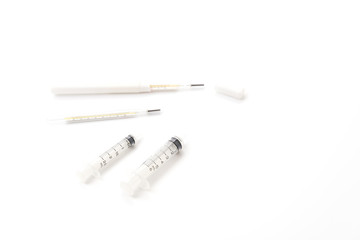 Obraz premium Syringe and Thermometer