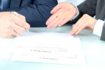 Obraz premium Business people signing a contract