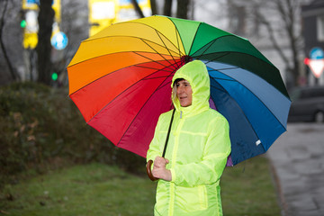 Frau in bunter Regenkleidung gegen das schlechte Wetter