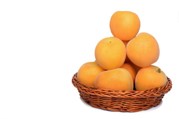 Albicocche intere e tagliate su sfondo bianco