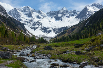 Gebirgsbach vom Gletscher in einem Hochtal der tiroler Alpen