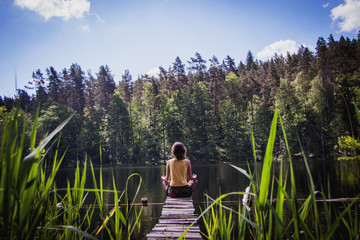 Fototapeta na wymiar медитация на берегу озера