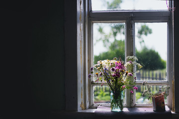 букет полевых цветов на деревенском окне