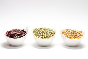 Hülsenfrüchte in Schalen