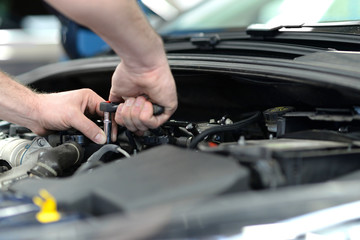 Autoreparatur in Werkstatt - Detail Hände/ Werkzeug Motorraum