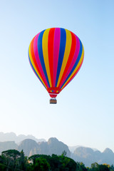 Naklejka premium Kolorowy balon na ogrzane powietrze na niebie. Laos.