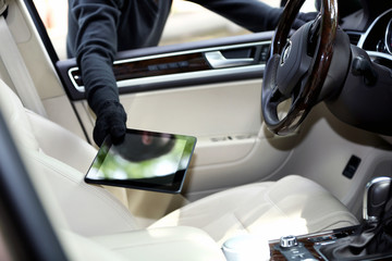 Man burglar steals the tablet of car