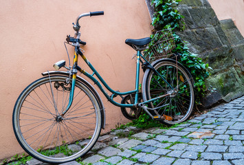 Fototapeta na wymiar Antikes Fahrrad in einer Gasse