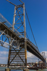 Fototapeta na wymiar Ponte vista por baixo