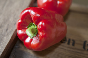 poivron rouge sur une caisse en bois