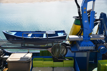 Fototapeta na wymiar cubierta en un barco pesquero