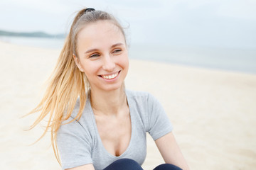 Fototapeta na wymiar Sports girl on the beach