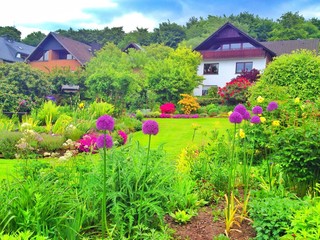 toller Garten mit Zierlauch