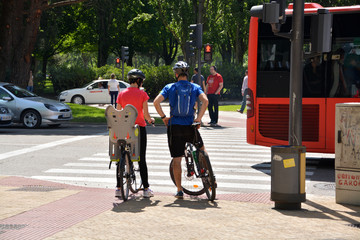 pareja de ciclistas cruzando un paso de cebra