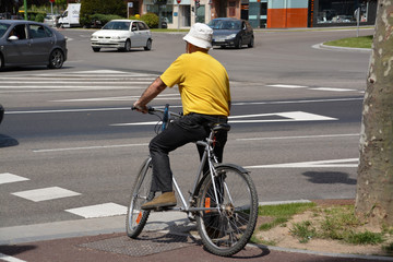Fototapeta premium hombre cruzando un paso de cebra en bicicleta