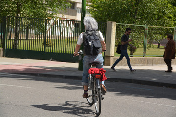 circulando en bicicleta por la ciudad