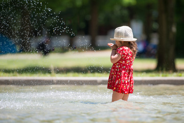 Naklejka premium 水遊びをする女の子