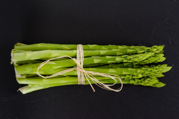 Bund grüner Spargel auf Schieferplatte