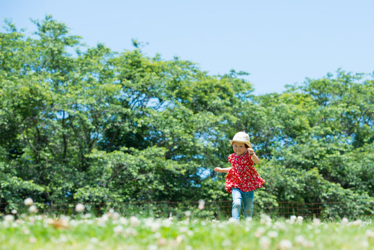 花畑を走る女の子