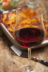 Hausgemachte Lasagne auf rustikalen Holz