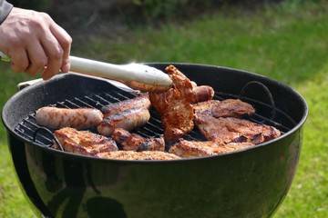 Leckeres Grillfleisch und Würstchen 2