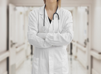 Medico con camice stetoscopio sfondo corridoi ospedale o clinica